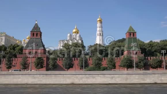 旅游船经过俄罗斯莫斯科的克里姆林宫和白色大教堂视频的预览图
