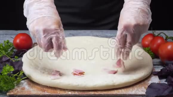 厨师用硅胶手套将披萨面团覆盖在培根上框架美味的披萨视频的预览图