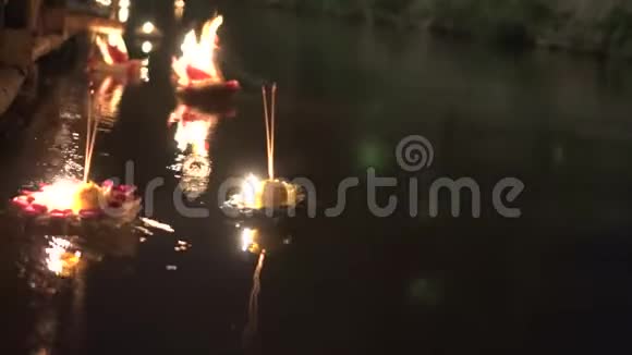 月圆之夜与krathong手举在泰国河中视频的预览图