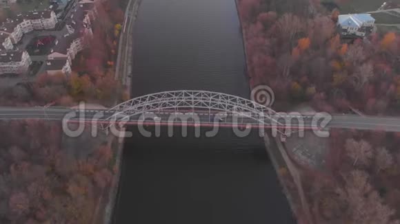 飞向一座美丽的大桥过河在桥上路过的车视频的预览图