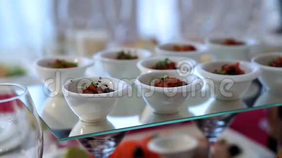 装饰精美的餐饮宴会桌上配有不同的食品小吃和企业开胃菜视频的预览图