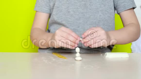一个小孩子在桌子上用塑料制成一个图形孩子的手闭上教育与发展视频的预览图