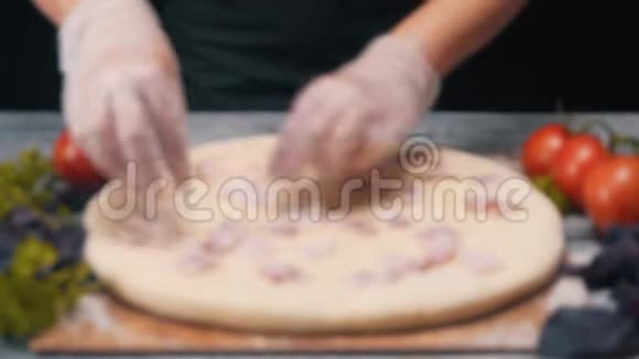 厨师用硅胶手套将披萨面团覆盖在培根上框架美味的披萨视频的预览图