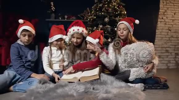 可爱的孩子翻页而阅读书的房间与圣诞节装饰视频的预览图