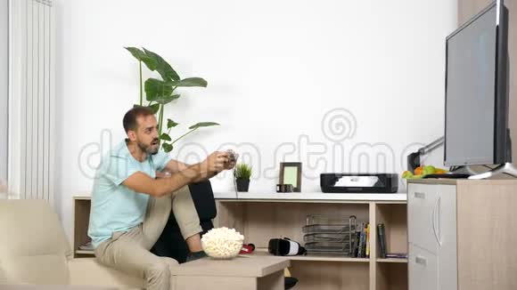 当自由职业者女朋友在家工作时吵闹的男朋友玩电子游戏视频的预览图