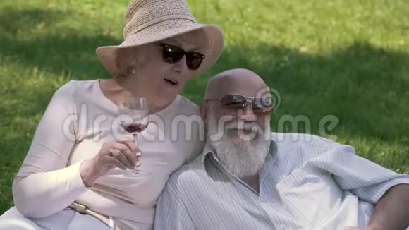公园野餐时可爱的成熟夫妇的肖像视频的预览图