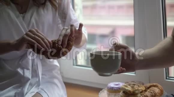 一对年轻夫妇早上从杯子里喝咖啡家庭早餐视频的预览图