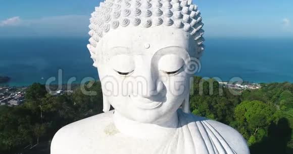 白色大理石大佛像寺庙多利变焦鸟瞰普吉岛视频的预览图