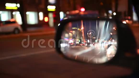 晚上开车侧后视镜从车上看模糊的城市灯光4k视频的预览图