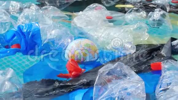行星污染和不可回收废物的概念地球仪漂浮在塑料垃圾中视频的预览图