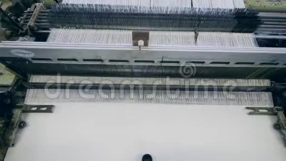 纺织厂用白纤维加工缝制它视频的预览图