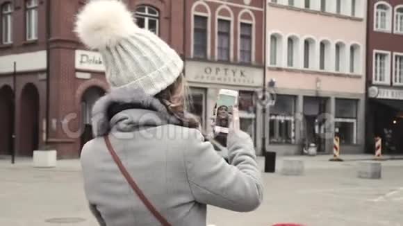年轻女子在波兰格但斯克智能手机上拍照视频的预览图