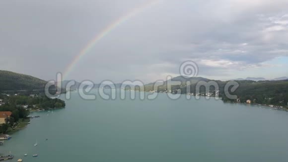 从空中俯瞰湖面上的彩虹船在湖上移动克拉根福卡林西亚奥地利视频的预览图