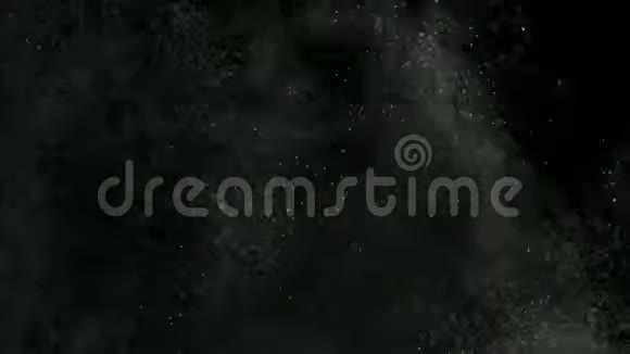 白色灰尘碎片在黑色背景上开采运动粉末喷雾在黑暗的纹理中爆裂库存录像美丽美丽视频的预览图