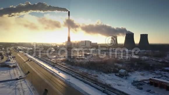 冬天早晨的太阳从发电厂后面照出来视频的预览图