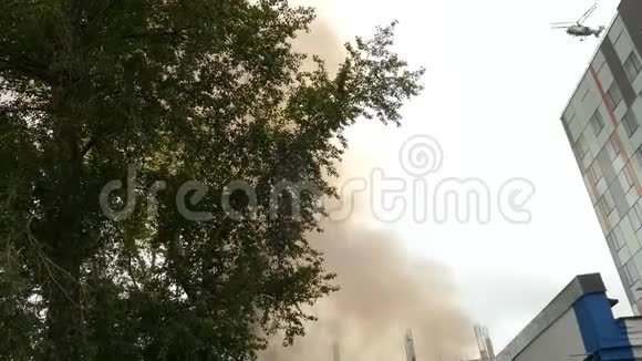消防直升机投水灭火建筑物起火视频的预览图