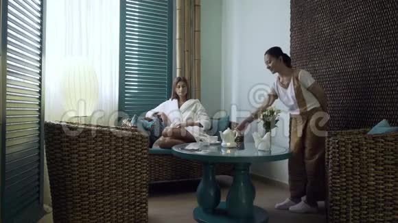 泰国妇女在温泉沙龙为年轻妇女端茶视频的预览图