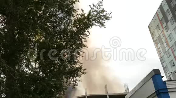 消防直升机投水灭火建筑物起火视频的预览图