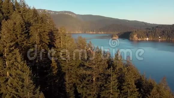 在温哥华北部的深湾空中拍摄了带有徒步旅行者的夸瑞岩视频的预览图