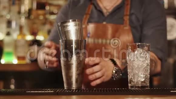 在酒吧做鸡尾酒的过程视频的预览图
