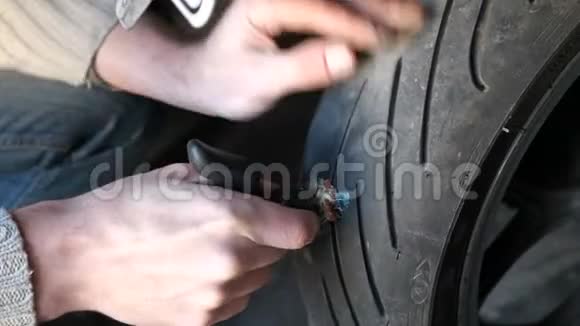 用马具修理无内胎轮胎摩托车自己动手视频的预览图