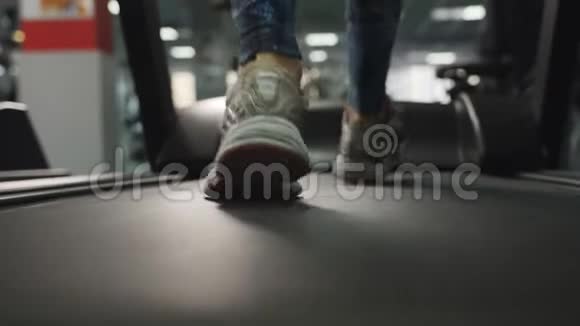 据说是穿着运动鞋在跑步机上跑步的女性腿的慢动作镜头视频的预览图