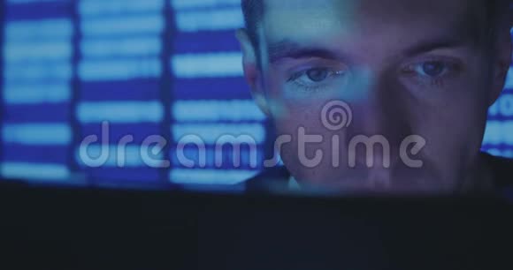 黑客程序员在网络安全中心编写代码的特写照片视频的预览图