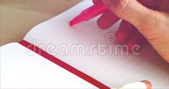 女人在笔记本上手写我爱你视频的预览图