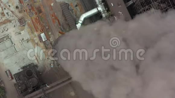 冶金厂的俯视图从工厂管道里冒出来的烟视频的预览图