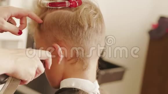 美发师擦亮男孩少年发型时尚男士发型视频的预览图