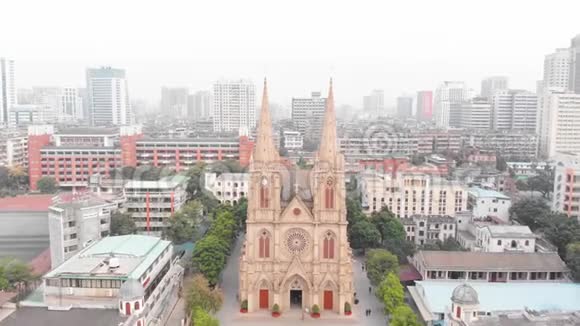 圣心大教堂在广州两塔之间飞翔视频的预览图