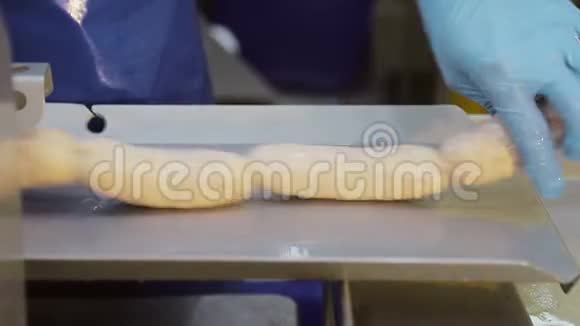 肉加工厂香肠生产线员工特写将香肠段与一种特殊的视频的预览图