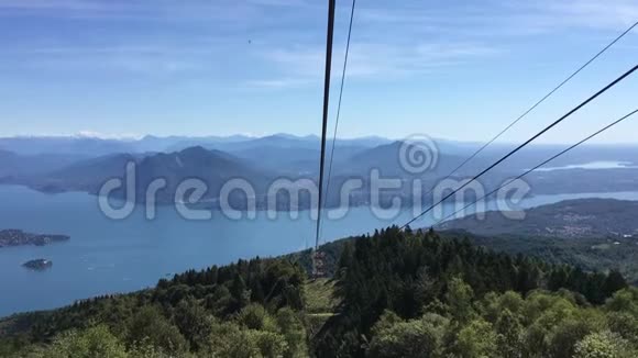 从空中索道下山的马吉奥尔湖全景意大利施特雷视频的预览图