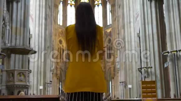 妇女立堂宗教观视频的预览图