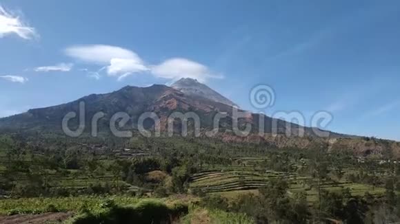 卷云和梅拉皮火山山的时间推移视频的预览图