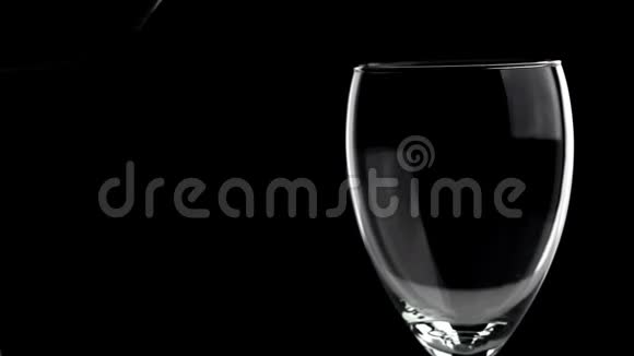 红酒倒入杯中与黑色隔离视频的预览图