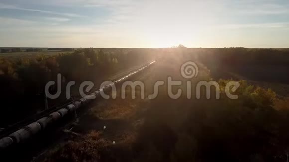 航空货运列车在木材上向相反方向移动视频的预览图