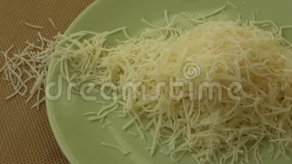 硬奶酪在盘子上切碎奶酪视频的预览图