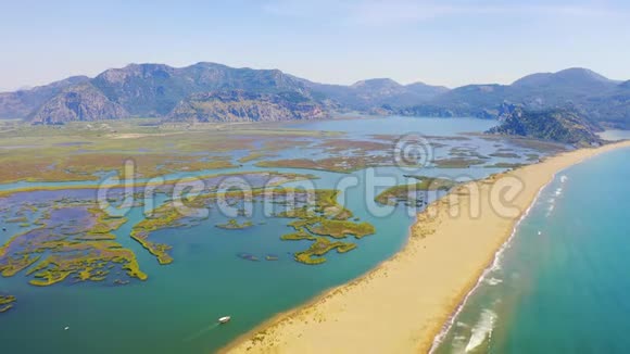 在达利安河上空的空中冲浪伊兹图祖沙棘把河流和大海分开在河上航行的旅游船视频的预览图