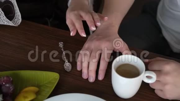 一对年轻夫妇早上从杯子里喝咖啡家庭早餐视频的预览图