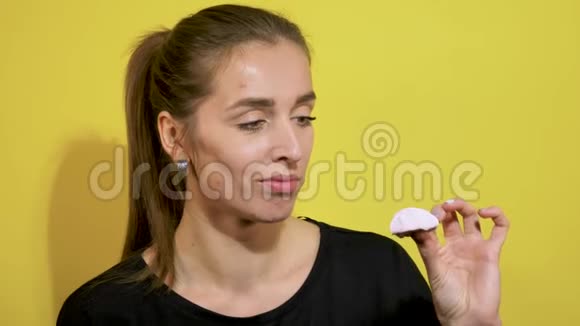 脸上长痘痘的女孩有糖果棉花糖视频的预览图