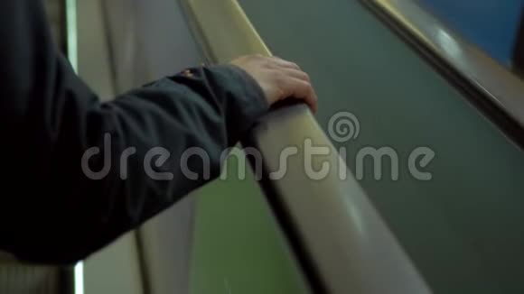 扶梯上的女人近在咫尺手握自动扶梯扶手视频的预览图