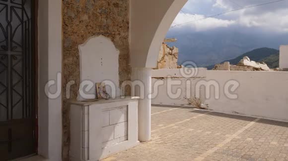古希腊教堂的门图标和圣杯克里特岛视频的预览图