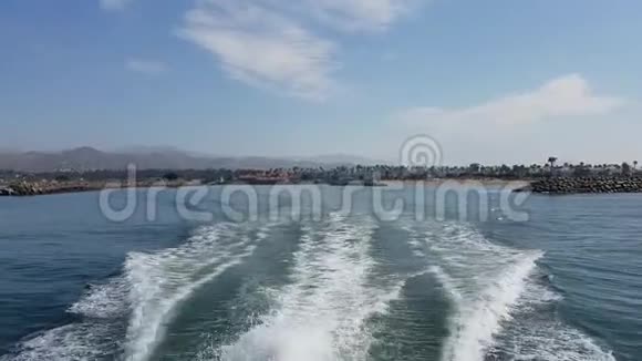水在一艘超速行驶的小船后醒来视频的预览图