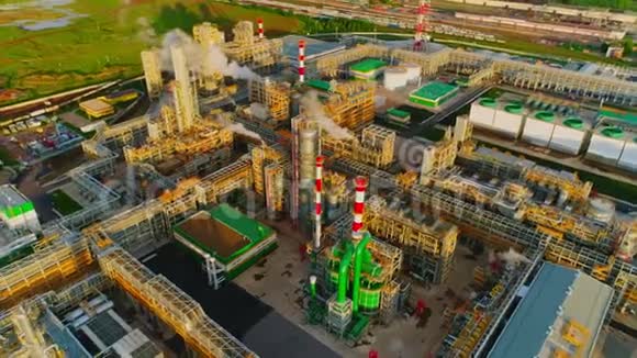带生产塔的天然气和炼油厂俯视图视频的预览图