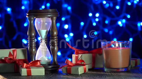 圣诞节背景蜡烛燃烧器观看礼物闪亮的灯光时间是最好的礼物视频的预览图