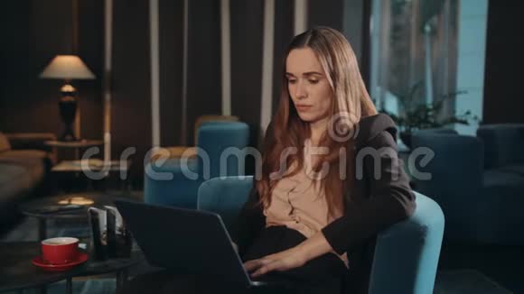 快乐商务女性在酒店休息室工作手提电脑视频的预览图