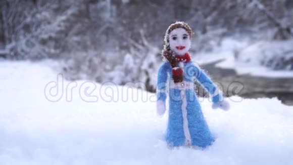 冬河背景下雪堆中女孩的玩具毛呢视频的预览图