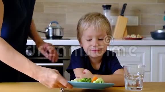 四岁男孩拒绝吃蔬菜视频的预览图
