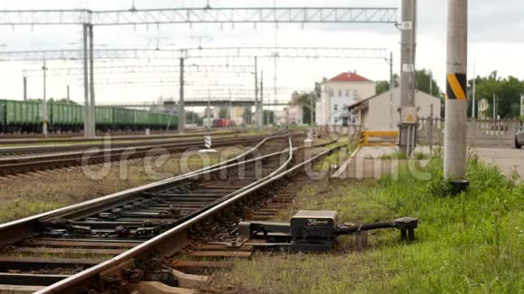 检查员检查检查铁路上的自动道岔机构道岔机构和检查员视频的预览图